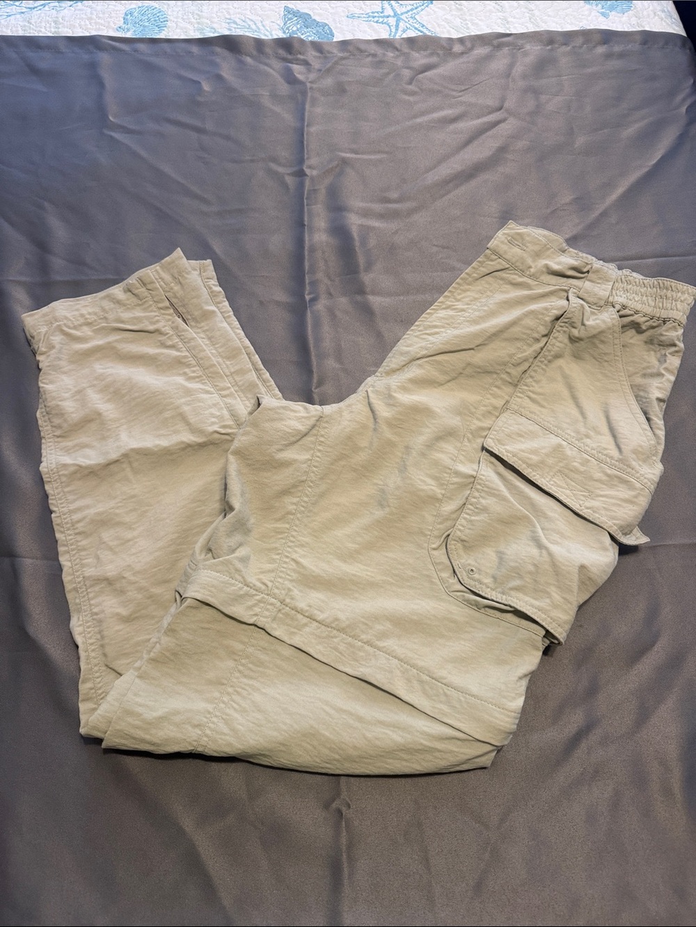 Women's Sz Large Columbia Zip off Cargo Pants to shorts Lots of Pockets